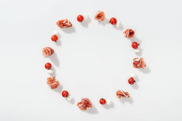 Vista Superior Sabroso Prosciutto Cerca Tomates Cherry Rojos Queso Mozzarella — Foto de Stock