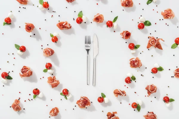 Colocação Plana Garfo Faca Perto Comida Orgânica Saborosa Fundo Branco — Fotografia de Stock