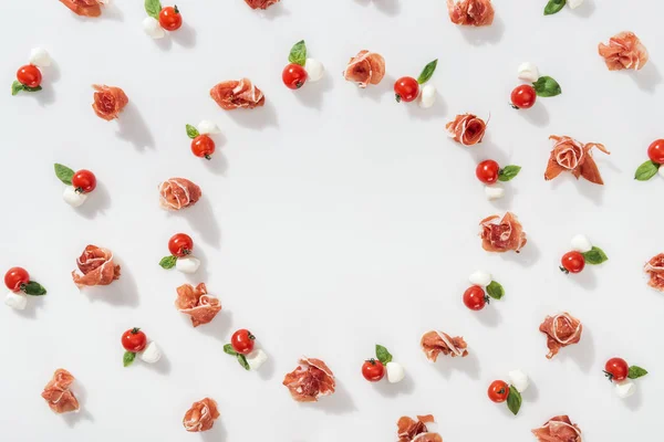 Prosciutto Beyaz Zemin Üzerine Lezzetli Organik Gıda Yakınındaki Düz Lay — Stok fotoğraf
