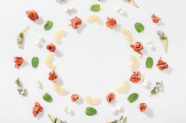 prosciutto dilimlenmiş ananas ve beyaz arka plan üzerinde organik maddeler yakın düz lay
