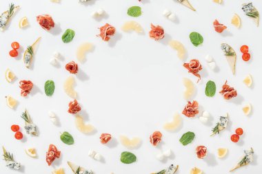 lezzetli prosciutto sağlıklı organik maddeler beyaz arka plan üzerinde düz lay