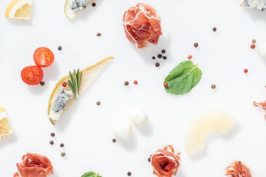 sağlıklı malzemelerle ve baharat yakınındaki lezzetli prosciutto üstten görünüm beyaz arka plan üzerinde