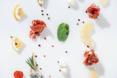 organik maddeler ve baharat beyaz zemin üzerine lezzetli prosciutto düz lay