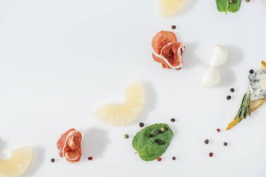 lezzetli prosciutto ve organik maddeler ve baharat beyaz zemin üzerine dilimlenmiş ananas düz lay