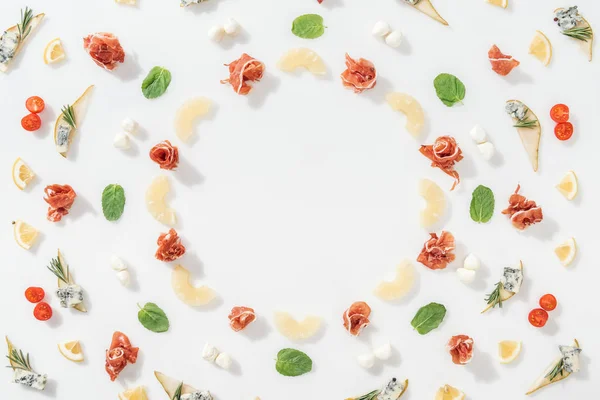 Lezzetli Prosciutto Sağlıklı Organik Maddeler Beyaz Arka Plan Üzerinde Düz — Stok fotoğraf