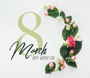 Üstten Görünüm kompozisyon yeşil yaprakları, gül ve Kasımpatı 8 Mart çizim ile beyaz arka plan üzerinde