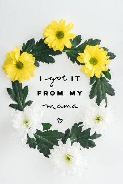 top view of wreath with white and yellow daisies and green leaves on white background with i got it from my mama lettering clipart
