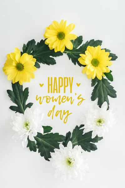 幸せな女性の日のイラストが白い背景の上の緑の葉と白と黄色のヒナギクの花輪の上から見る — ストック写真