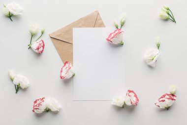 gri arka plan üzerinde kahverengi zarf ve eustoma boş boş Üstten Görünüm