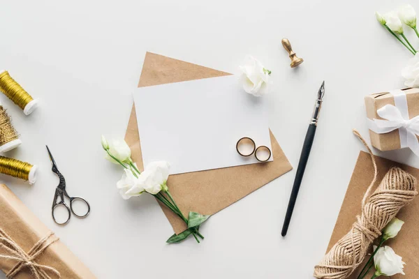 Vista Superior Envelope Com Cartão Vazio Caneta Tinta Flores Carimbo — Fotografia de Stock