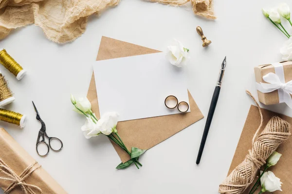 Vista Superior Cartão Vazio Com Envelope Caneta Tinta Eustoma Carimbo — Fotografia de Stock