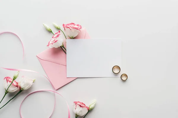 Vista Superior Cartão Vazio Com Envelope Rosa Flores Fita Seda — Fotografia de Stock