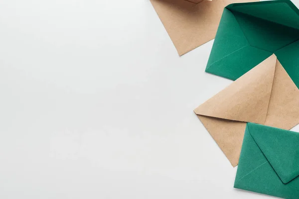 Vista Superior Envelopes Marrom Verde Sobre Fundo Cinza — Fotografia de Stock