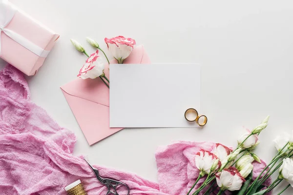 Vista Superior Cartão Vazio Com Envelope Rosa Flores Pano Presente — Fotografia de Stock