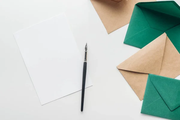 Vista Superior Cartão Vazio Com Caneta Tinta Preta Envelopes Marrom — Fotografia de Stock