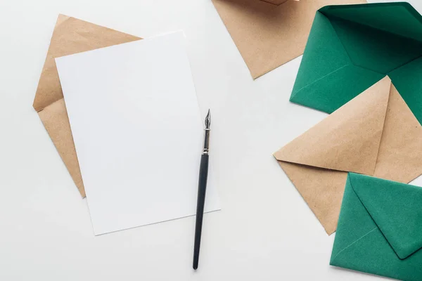 Vista Superior Cartão Vazio Com Caneta Tinta Envelopes Sobre Fundo — Fotografia de Stock