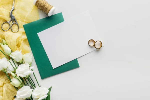 Top View Empty Card Green Envelope Flowers Cloth Spool Thread — Stock Photo, Image