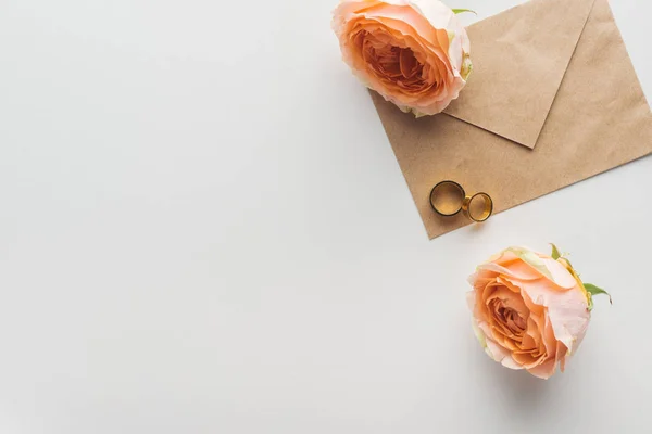 Gri Arka Plan Üzerinde Kahverengi Craft Kağıt Zarf Çiçek Altın — Stok fotoğraf