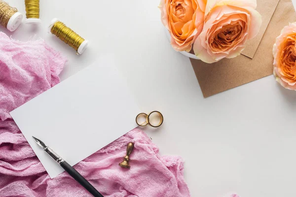 Bovenaanzicht Van Lege Kaart Envelop Bloemen Doek Inkt Pen Gouden — Stockfoto