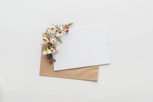 Vista Superior Vazio Branco Com Envelope Papel Artesanal Marrom Flores — Fotografia de Stock