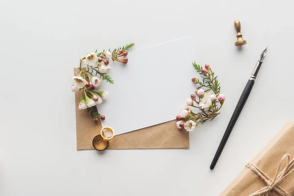 Ansicht Der Leeren Karte Mit Braunem Umschlag Federhalter Blumen Verpacktem — Stockfoto