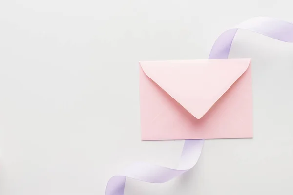 Top View Pink Envelope Purple Silk Ribbon Grey Background — Stock Photo, Image