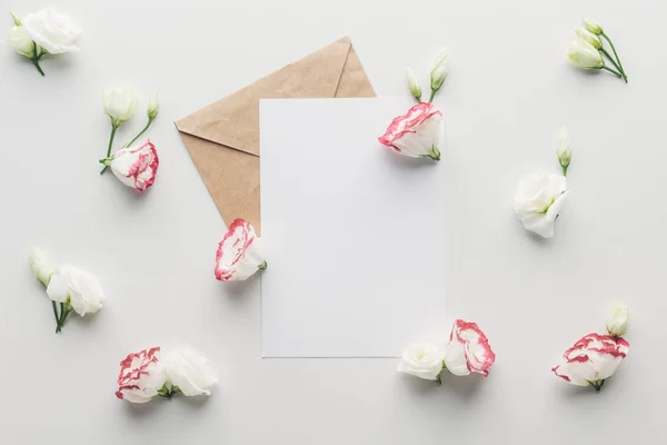Top View Empty Blank Brown Envelope Eustoma Grey Background — Stock Photo, Image