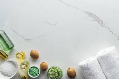 beyaz yüzey üzerinde el yapımı kozmetik, havlu ve Kozmetik Şişeler için farklı doğal maddeler Üstten Görünüm
