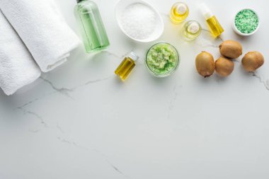 Beyaz yüzeyinde Kozmetik Şişeler, havlu ve çeşitli bileşenleri için ev yapımı kozmetik Üstten Görünüm 