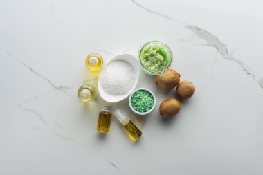 beyaz yüzey üzerinde ev yapımı kozmetik için farklı malzemelerin Üstten Görünüm