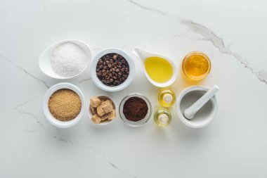 doğal kozmetik maddeler, kozmetik şişeleri ve pounder beyaz yüzeyi ile kase düz lay