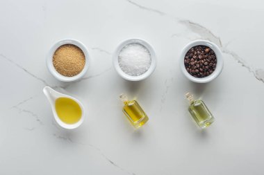 beyaz yüzey üzerinde şişe ve el yapımı kozmetikler için çeşitli bileşenleri ile kase Üstten Görünüm