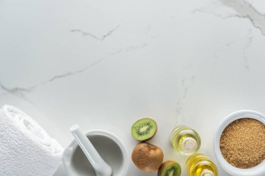 Beyaz yüzeyi pounder, havlu, kivi ve el yapımı kozmetik için farklı malzemeler Üstten Görünüm