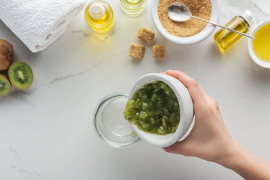 kadın boşaltma kivi kısmi görünümü püresi cam kaba beyaz yüzeyi