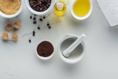 Beyaz yüzeyi pounder ve kase ve şişe farklı doğal bileşenleri Üstten Görünüm