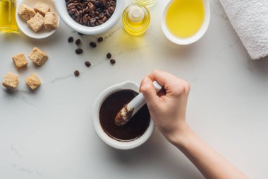 yağı pounder beyaz yüzeyi ile çekilmiş kahve karıştırma kadının Üstten Görünüm
