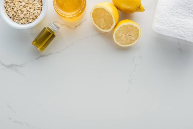 limon, bal, yulaf gevreği ve kozmetik beyaz yüzey üzerinde yapmak için çeşitli malzemeler Üstten Görünüm