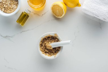 pounder yulaf gevreği ve bal ve ev yapımı kozmetik için farklı malzemeler ile üstten görünüm beyaz yüzeyi