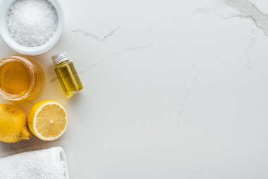 beyaz yüzey üzerinde limon, bal, tuz ve diğer doğal maddeler için el yapımı kozmetik Üstten Görünüm