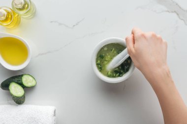 Kısmi karıştırma kadın görünümünü salatalık yağı pounder beyaz yüzeyi ile kesmek