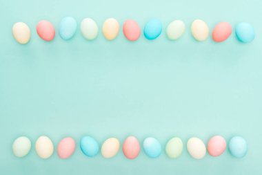 geleneksel pastel Paskalya yumurta satırlardaki mavi izole Üstten Görünüm
