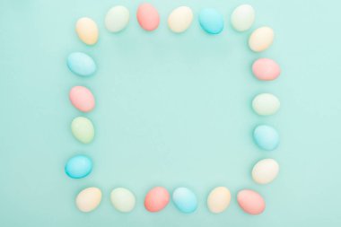 Mavi izole pastel Paskalya yumurtası yapılmış boş çerçevenin Üstten Görünüm