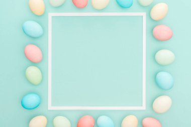 geleneksel pastel Paskalya yumurta çerçeve mavi izole yakınındaki Üstten Görünüm