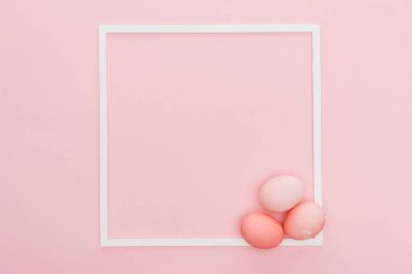 pastel Paskalya yumurta pink izole boş çerçeve ile Üstten Görünüm