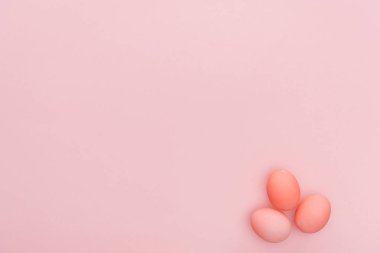 pembe kopya alanı ile izole üç pastel Paskalya yumurta Üstten Görünüm 