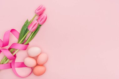 pink izole şerit ve Paskalya yumurta ile Pembe Lale Üstten Görünüm