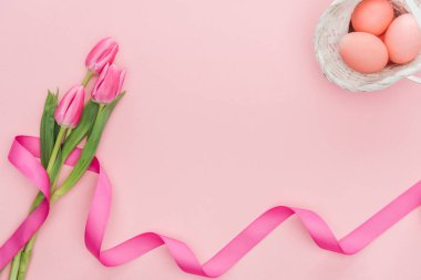 Lale hasır sepet pink izole şerit ve Paskalya yumurta ile Üstten Görünüm