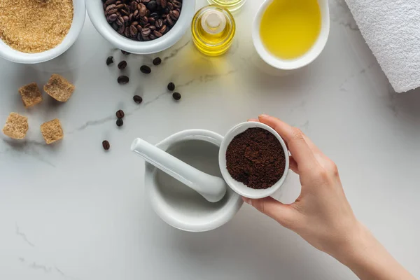 Vista Parcial Mujer Sosteniendo Tazón Con Café Molido Cucharón Varios — Foto de Stock