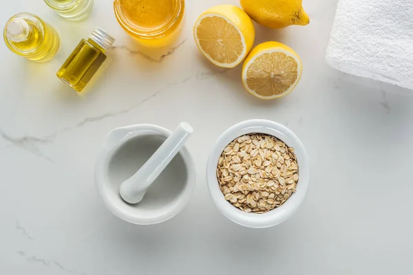 Vista Dall Alto Ciotola Con Fiocchi Avena Libbre Limoni Vari — Foto Stock