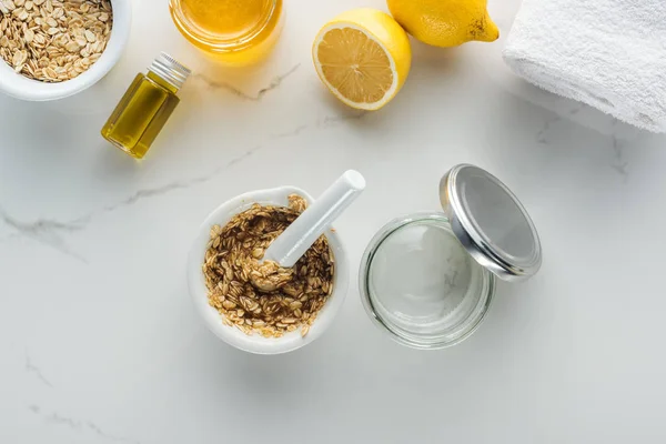 Ponder Met Gemengde Haver Vlokken Honing Lege Glazen Container Verschillende — Stockfoto